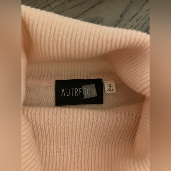 Beige-pink cashmere turtleneck sweater - Picture 2 of 6